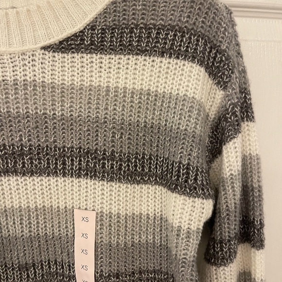 ❤️SO Crewneck , Shirt tail hem , gray, white , stripe’s sweater , NWT. Size xs - Picture 2 of 7